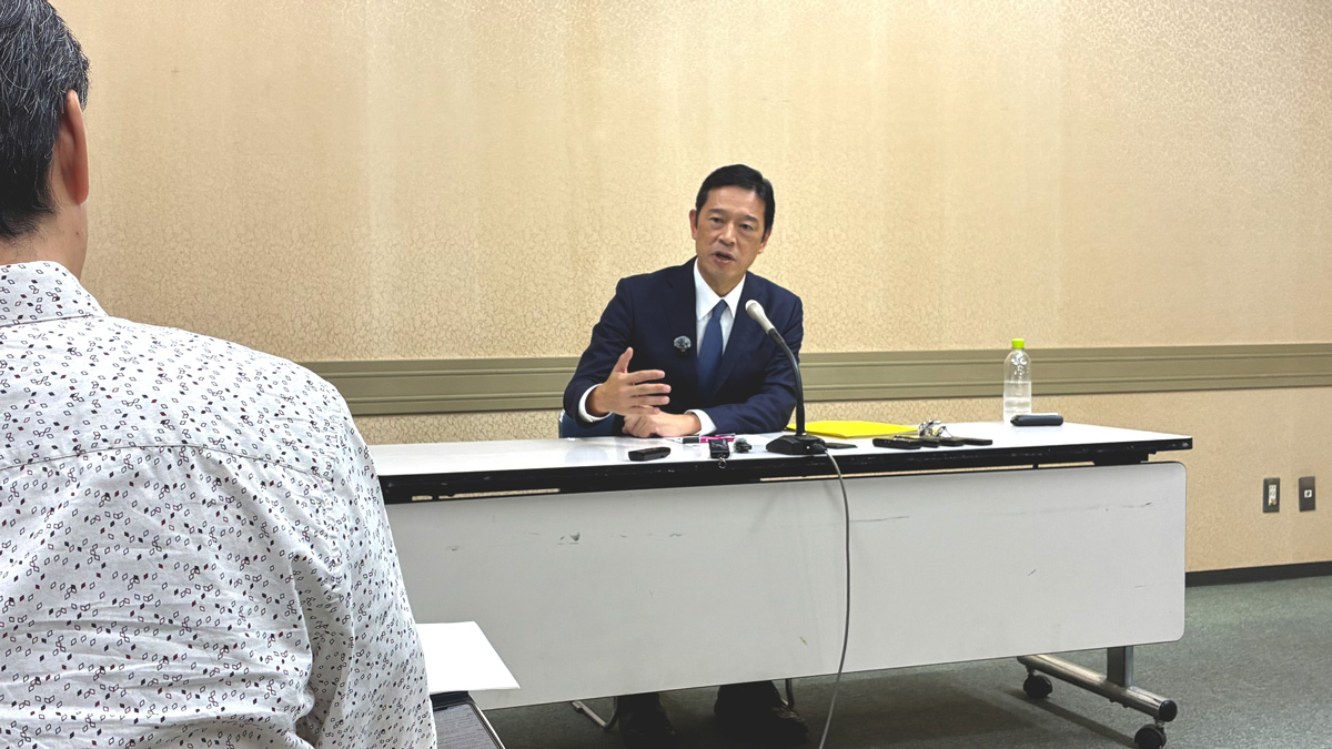 福岡市長選の出馬表明を行う稲富修二氏（福岡市役所）