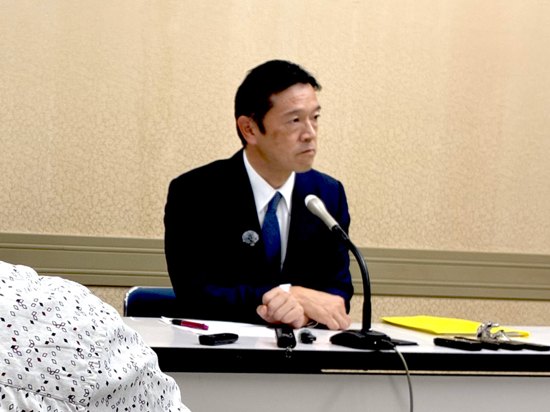 記者の質問に応じる稲富修二氏