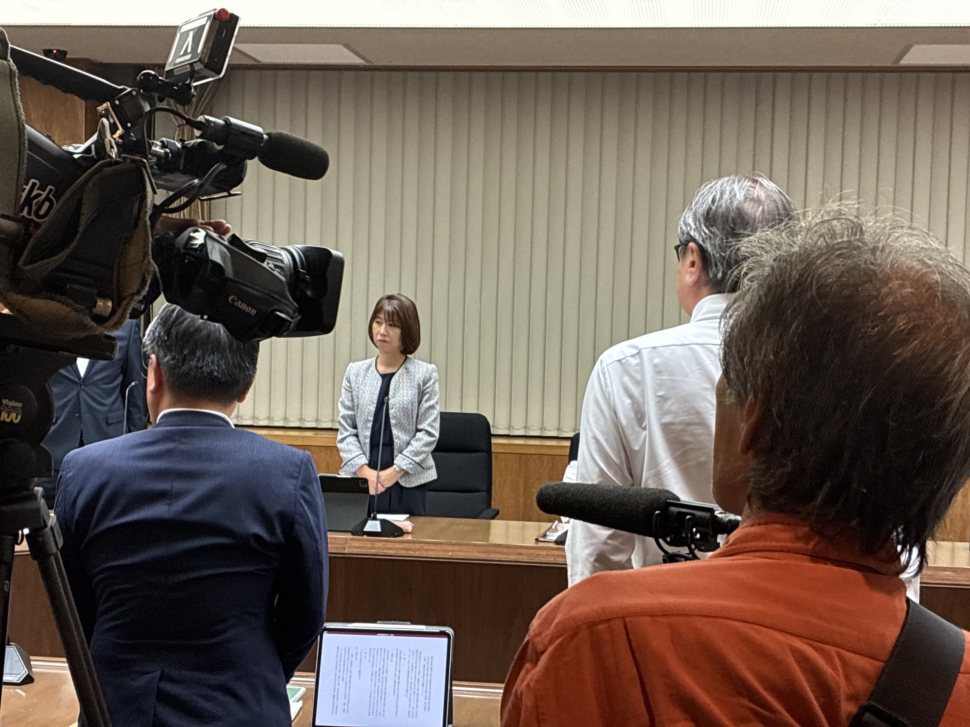 百条委設置議案の継続審査に賛成して起立した吉岡玲子県議（県政PLUS県議団）
