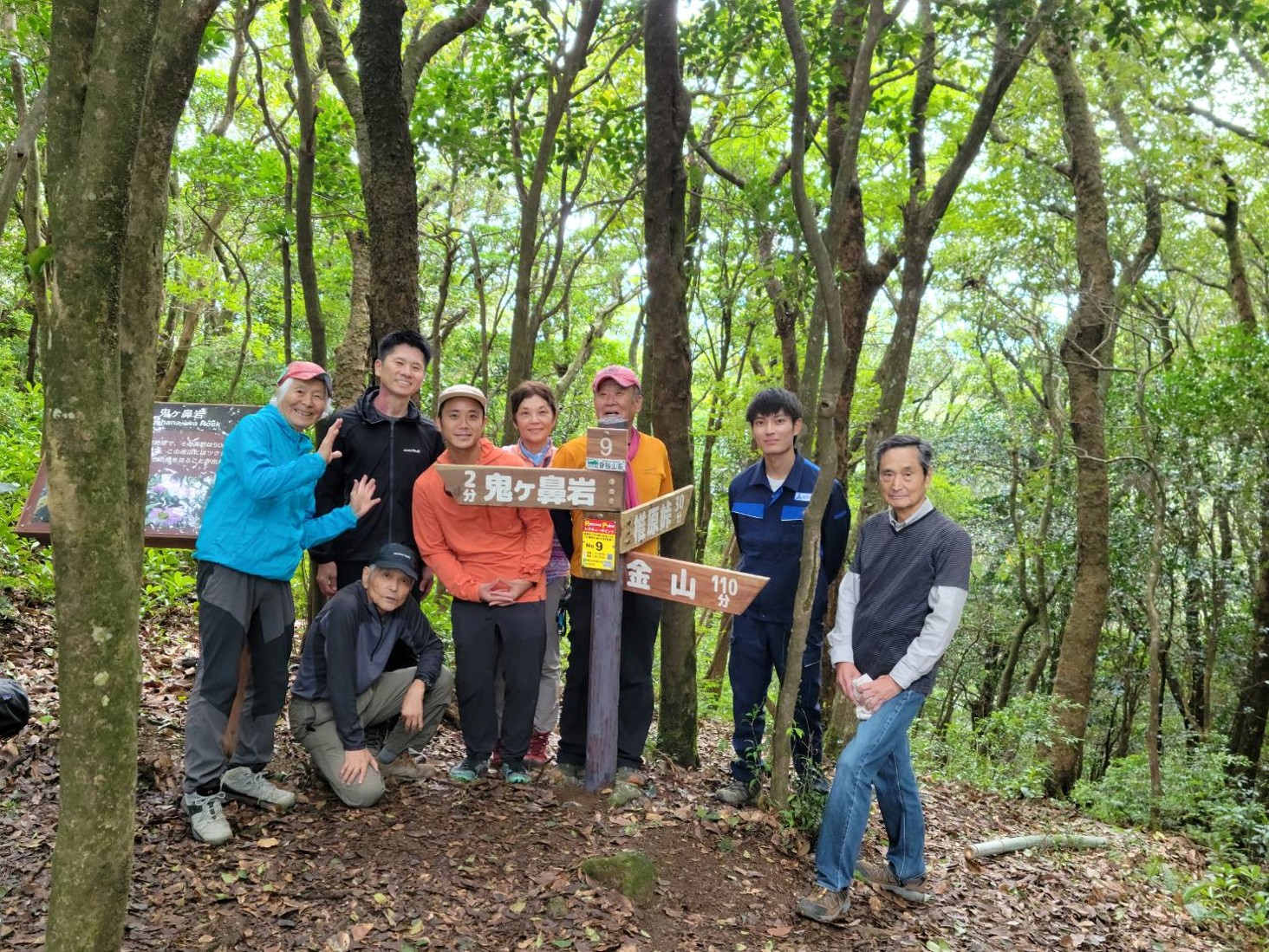 設置作業を終わって参加者の記念写真　鬼ヶ鼻岩にて