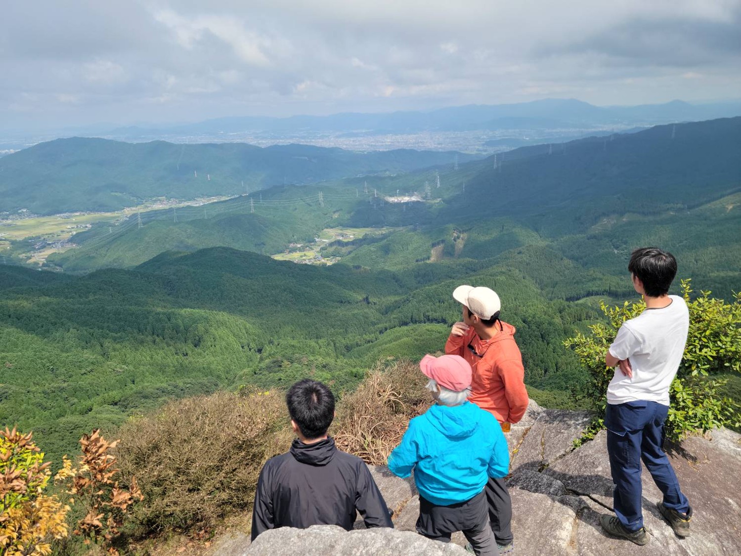 鬼ヶ鼻岩（840m）の断崖絶壁から福岡市街地の展望 左は福岡市民憩いの油山（597m）
