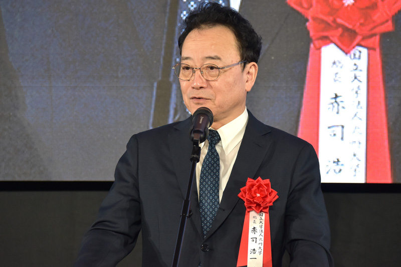 来賓挨拶を行う九州大学・赤司浩一総長