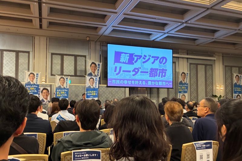 市長選に向けた決意表明を行う新村優氏