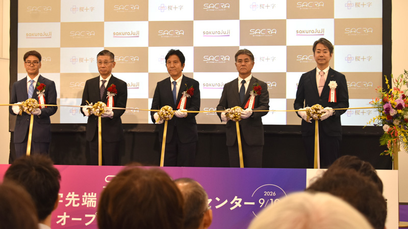 オープニングイベントでのテープカットの様子