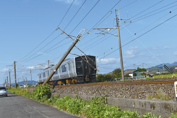 折れた電柱の架線と接触した鉄道車両（八代市）