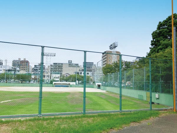 雨水貯留池にもなる山王公園野球場：写真右側に雨水の流入口があるほか、ライトポール際には水深計もあり