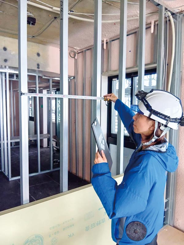 女性社員による自主検査