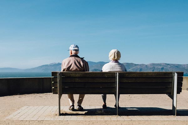 祖父母を都市に呼び戻す　unsplash