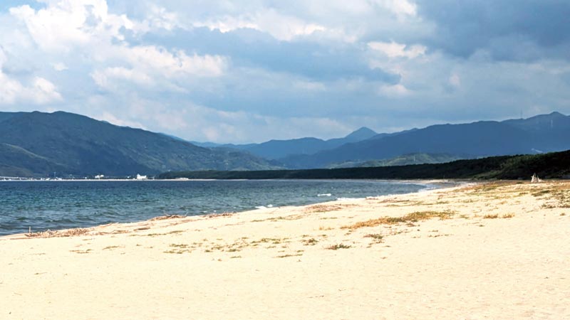 虹の松原ホテル隣接の東の浜海水浴場