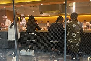 夜、閉店前でも繁盛～天麩羅処ひらお天神アクロス店