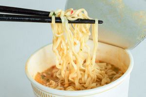 【コロナ禍で明暗分かれるラーメン業界（5）】巣ごもり需要で生まれた変化 カップ麺から袋麺へシフト進む