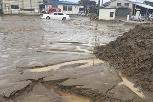 【筑後・大分豪雨】朝倉の三連水車付近は泥が路面を覆いつくす