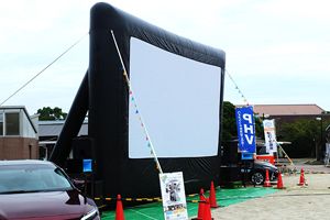 野外映画祭の電力を、水素燃料電池車・プラグインハイブリッド車で