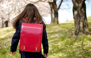 ぴかぴかの一年生、福岡市内の小学校で入学式