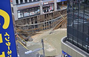 博多駅前陥没事故の周辺建物、福岡市の「安全」に疑問