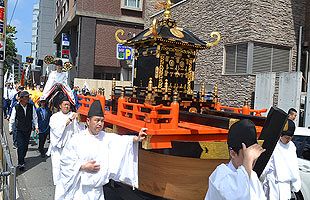 中洲の街に突如、神事の列が現れる