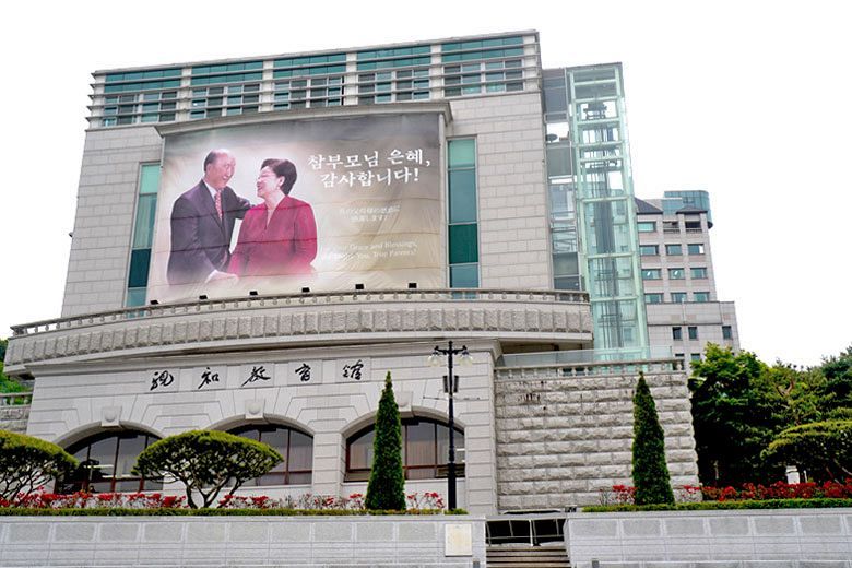 韓国メディア、捜査当局が押収した旧統一教会報告書「安倍氏も喜んだ」などを報じる