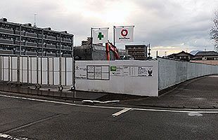 まちかど風景 筑紫野市でコスモスの店舗建設中