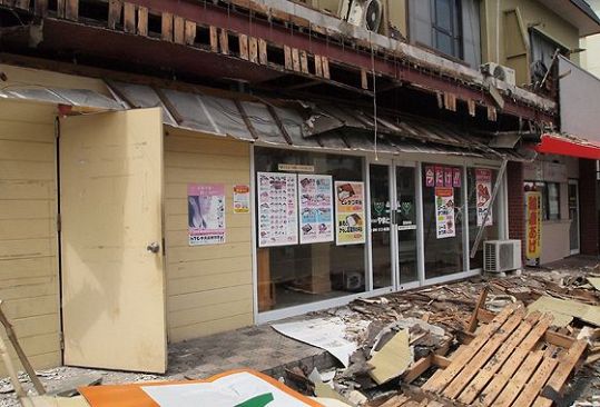 【熊本地震最前線レポート】（32）～軒が崩落した弁当店