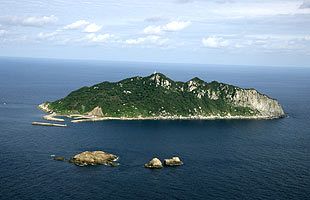 世界遺産登録の沖ノ島、神聖性の担保と観光振興の両立はいかに？