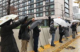 市民10人が日欧EPA批准に抗議　雨の国会前