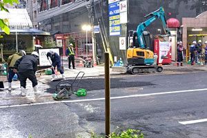 福岡・国体道路陥没事故、夜を徹した復旧工事で午前7時前に通行再開