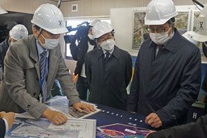 立民幹部万博会場視察、“ゆ党化路線”が鮮明に