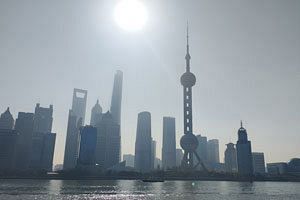 中国は26年GDP成長率目標をなぜ引き下げたか