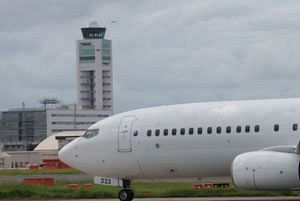 福岡空港、1対9