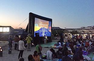 水素燃料電池自動車で電力供給　糸島の野外映画祭で