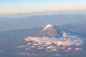「噴火スタンバイ状態」の富士山、噴火で溶岩流だけでなく都市インフラ停止も