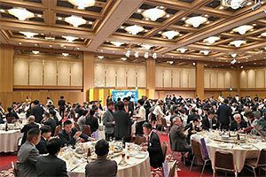 25年マックス忘年会を開催～約380名が交流を深める