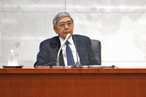 アベノミクス見直し否定の黒田日銀総裁と岸田首相