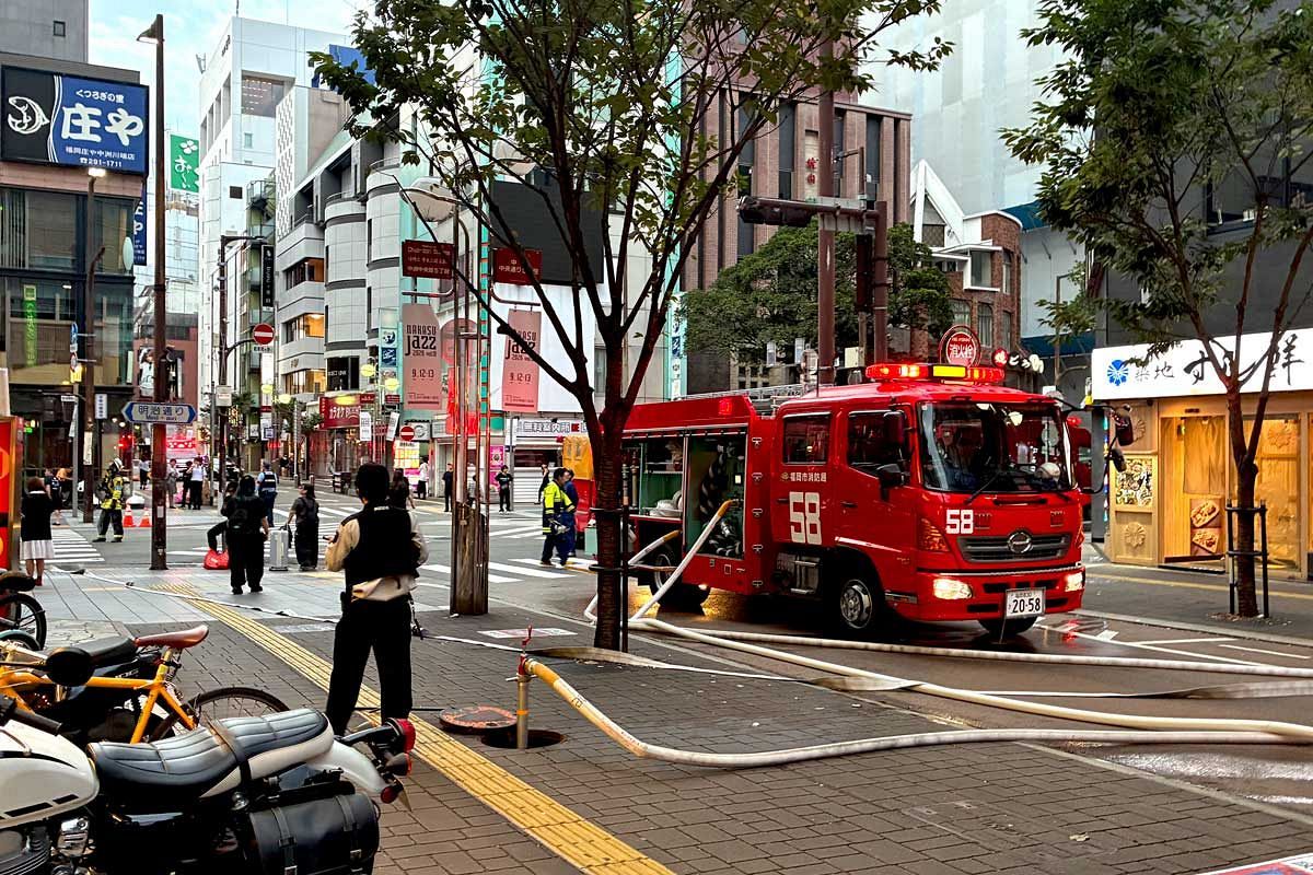 17日早朝の福岡市博多区中洲の建物火災で一時騒然