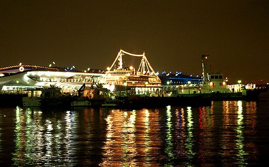 横浜港開港記念日