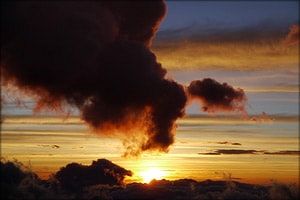 新燃岳が4月6日以来の噴火、4,500mの噴煙上がる