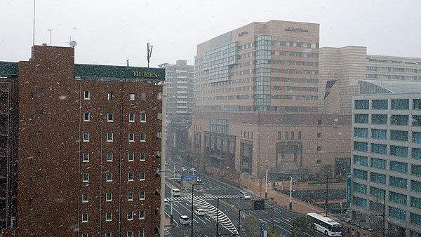 「最強寒波」で雪舞う福岡市内