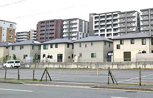 まちかど風景・西区～駐車場に共同住宅2棟