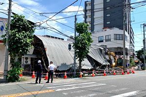 【動画】久留米市六ツ門町、解体中の建物が崩壊し、作業員2人が死亡