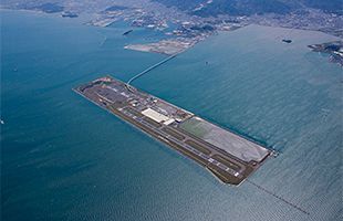 北九州空港浮揚のカギは福岡空港（中）