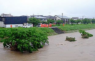 氾濫危険水位近づく 大野城市筒井の牛頸川