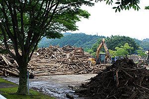 駐車場が流木置場に。プール開放もイベントは中止～あまぎ水の文化村