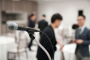 N会　著名な経営学者を招いての講話に、参加者は大いに示唆を受ける