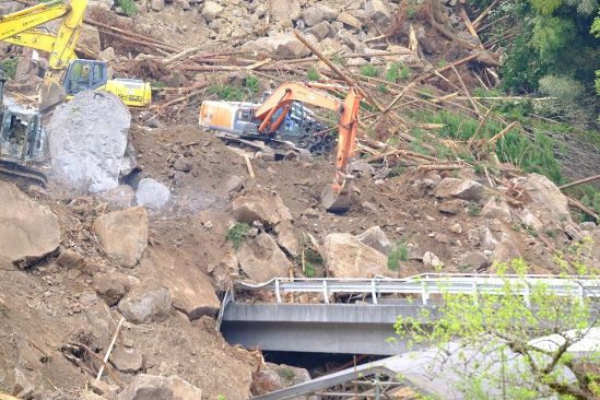 【耶馬渓・山崩れ事故の現場から】雨のなか続く捜索作業