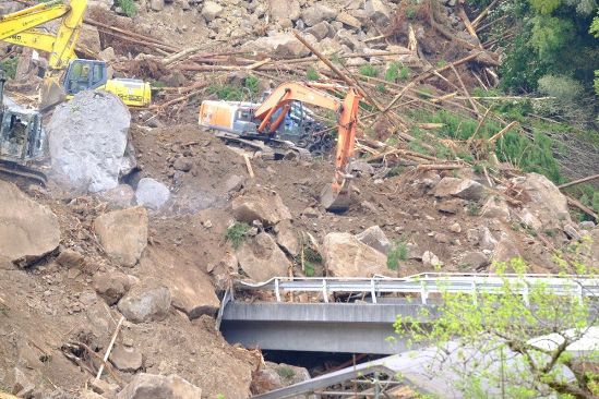 【耶馬渓・山崩れ事故の現場から】雨のなか続く捜索作業