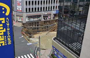 突如出現した大穴、前代未聞の博多駅前陥没事故（中）