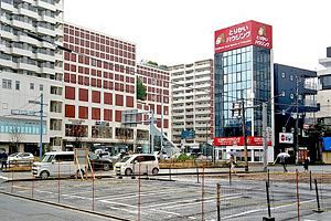 まちかど風景・中央区～六本松駅側にレーサムのテナントビル