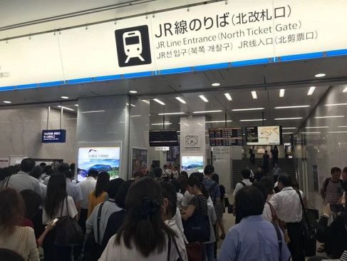 停電の影響でJR運行ストップ、大混乱の博多駅