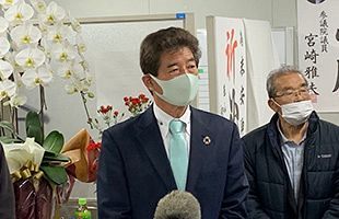 【みやき町】町長選、新人の岡氏が初当選、現職の末安伸之氏5選ならず