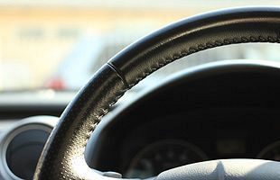 あおり運転で免許取り消し～警察庁検討か